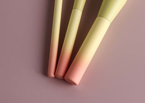 Vonira Beauty Luxe Precision Highlighter Borstel Met Grijze Houten Handgrepen